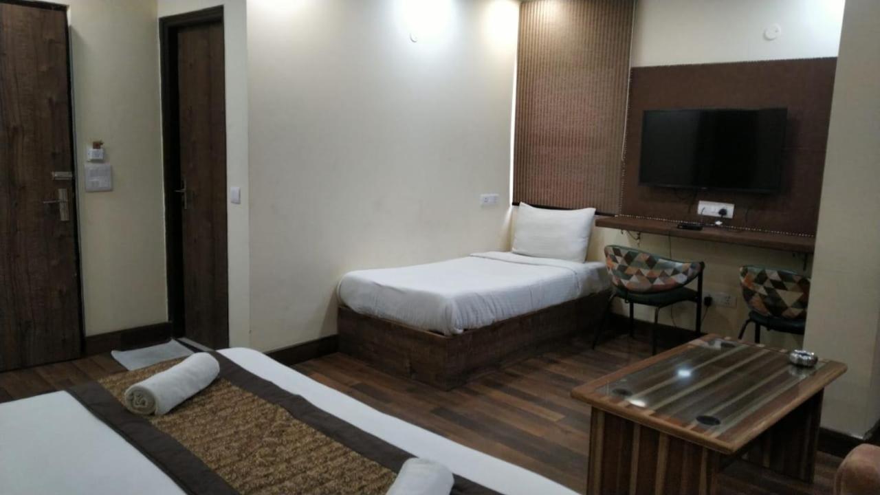 โฮเต็ล ไซน์ คอนทิเน็นทอล Hotel เดลี ภายนอก รูปภาพ