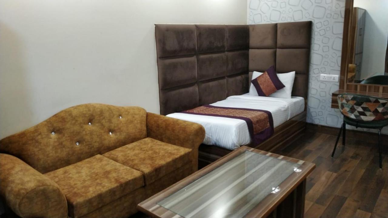 โฮเต็ล ไซน์ คอนทิเน็นทอล Hotel เดลี ภายนอก รูปภาพ