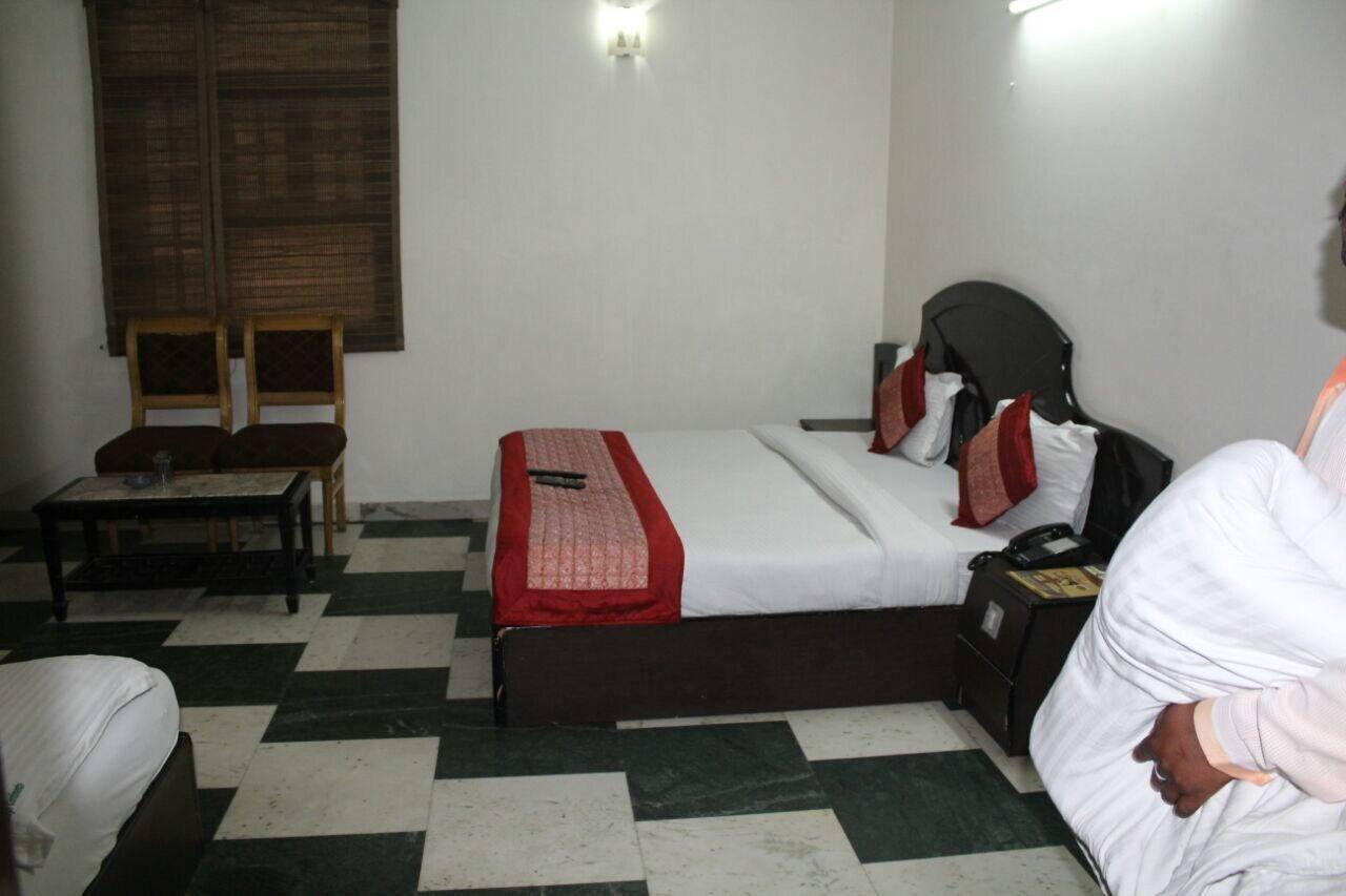 โฮเต็ล ไซน์ คอนทิเน็นทอล Hotel เดลี ภายนอก รูปภาพ